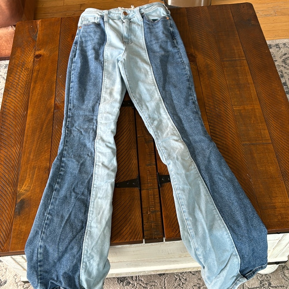 Altar’d State flare jeans size 27/5. Two toned color. Good condition.